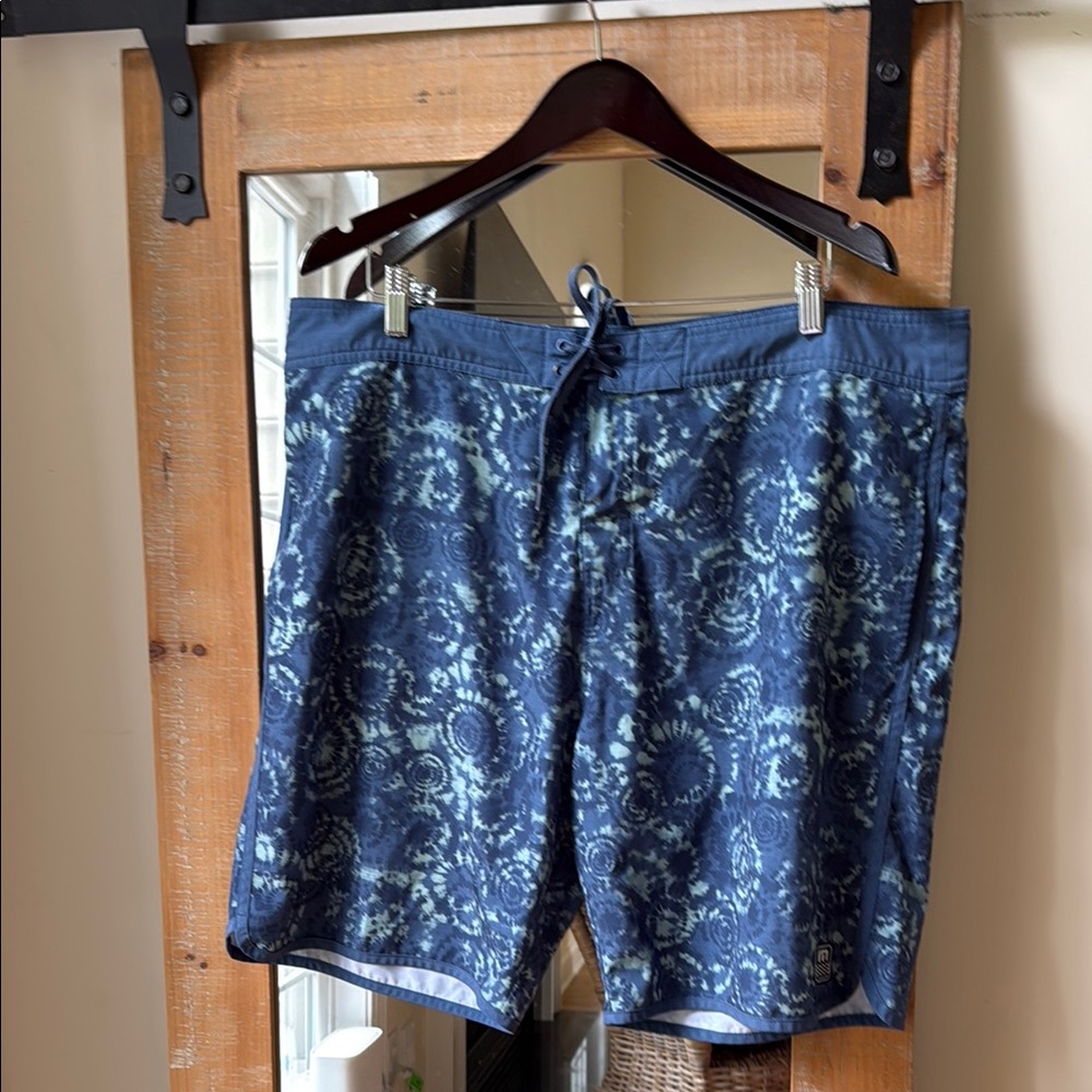 Travis Matthew Board Shorts Size 40